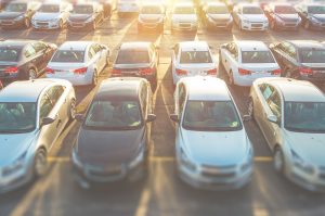 Parkplatzsituation - viele Fahrzeuge - Autoverkäufer Autohandel